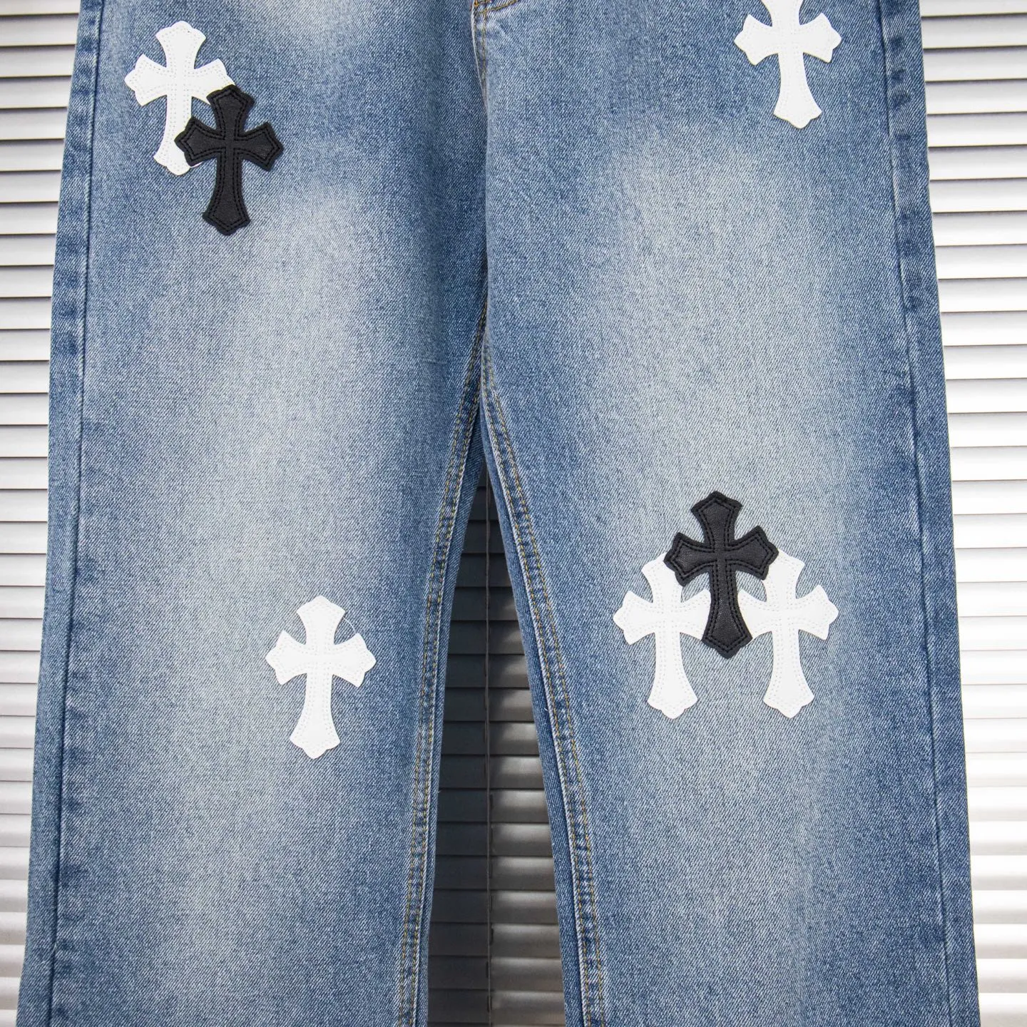 P260 Chrome Hearts light blue pants, Sanskrit black and white patchwork leather jeans. CH jeans need to be washed before being dismantled and then hand-stitched with sheepskin cross leather and then spliced ​​together. The whole piece has too many craftsmanship to explain. The patches are decorated with cross patterns, and the high-waisted washed jeans! ! Absolutely high-end luxury products, god-level single products and super popular products, made with top heavy industry, a must-see magic weapon. Customized hardware. The fabric is thick and soft after washing. It has good breathability. Customized small leather label. Unique design. The details are simple and elegant, and the workmanship is exquisite. The entire trousers are neatly routed and the details are in place! It’s so cool that both men and women can easily control the genderless trend! Style number: 1803# Color: blue Size: 28 30 32 34